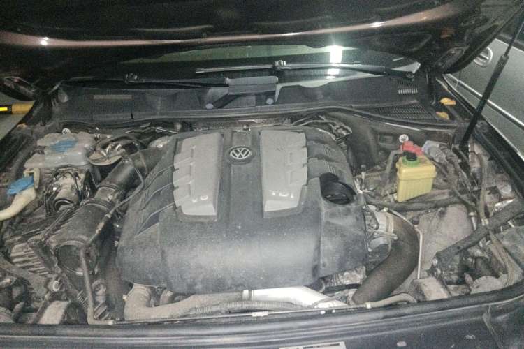 Used Volkswagen Touareg 2011 3.0 TDI Diesel Standard Version Engine Bay