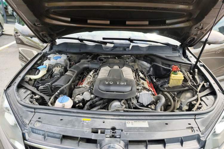 Used Volkswagen Touareg 2011 3.0 TSI Comfort Version Engine Bay