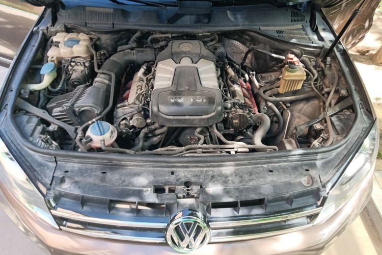 Used Volkswagen Touareg 2011 3.0 TSI High-End Version Engine Bay