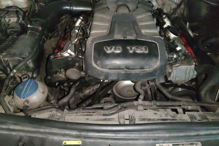 Used Volkswagen Touareg 2011 3.0 TSI Standard Version Engine Bay
