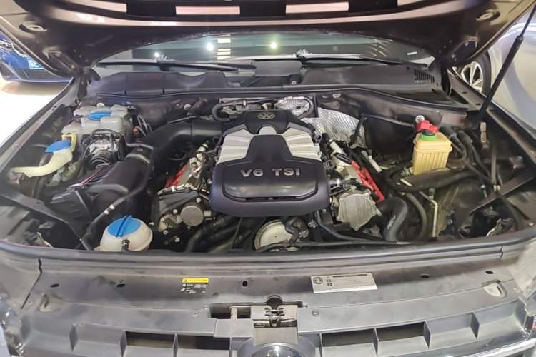 Used Volkswagen Touareg 2011 3.0 TSI Comfort Version Engine Bay