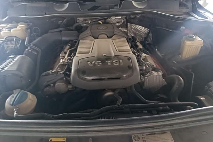 Used Volkswagen Touareg 2011 3.0 TSI High-End Version Engine Bay