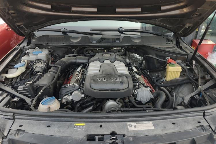 Used Volkswagen Touareg 2011 3.0 TSI Standard Version Engine Bay