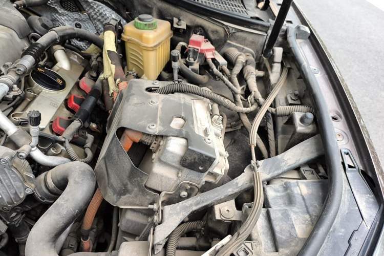 Used Volkswagen Touareg 2011 3.0 TSI Hybrid Engine Bay Left