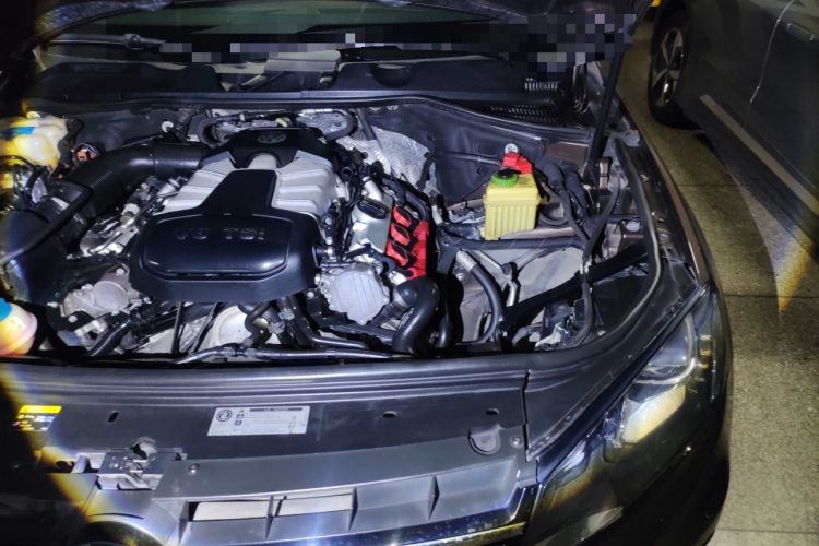 Used Volkswagen Touareg 2011 3.0 TSI Comfort Version Engine Bay Left