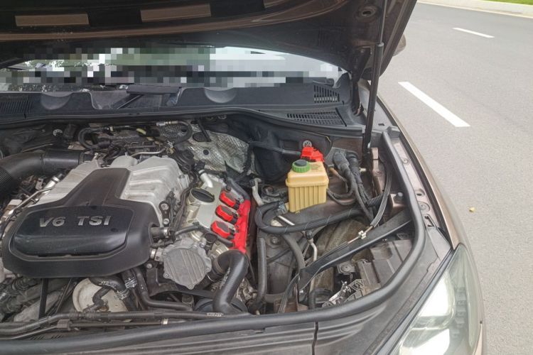 Used Volkswagen Touareg 2011 3.0 TSI Comfort Version Engine Bay Left