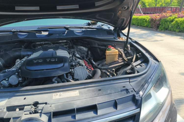 Used Volkswagen Touareg 2011 3.0 TSI Standard Version Engine Bay Left