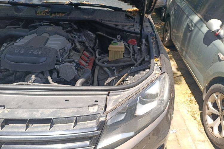 Used Volkswagen Touareg 2011 3.0 TSI Comfort Version Engine Bay Left