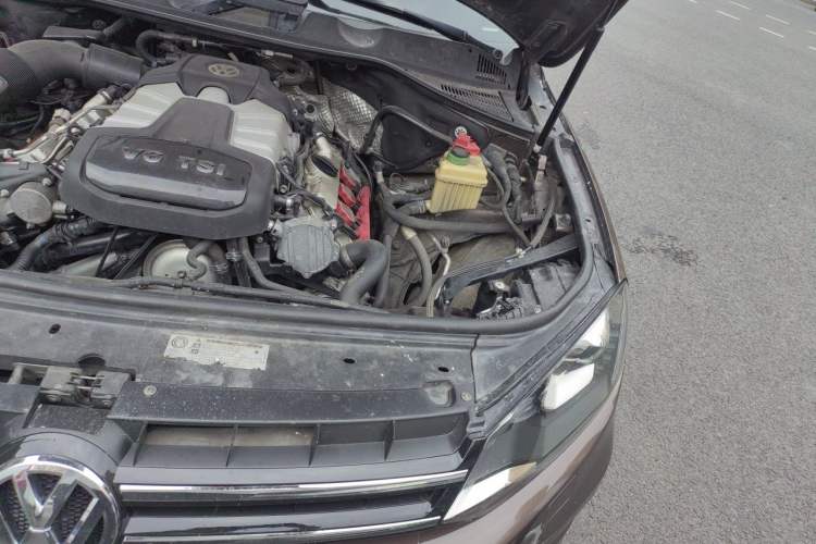 Used Volkswagen Touareg 2011 3.0 TSI High-End Version Engine Bay Left