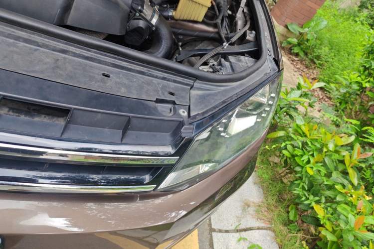 Used Volkswagen Touareg 2011 3.0 TDI Diesel Comfort Version Engine Bay Left