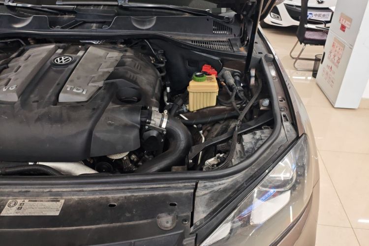 Used Volkswagen Touareg 2011 3.0 TDI Diesel Comfort Version Engine Bay Left