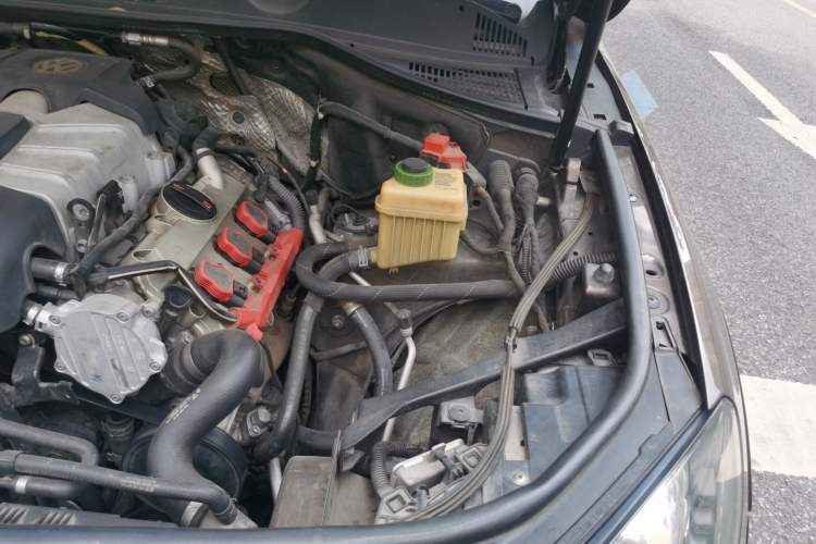 Used Volkswagen Touareg 2011 3.0 TSI Comfort Version Engine Bay Left