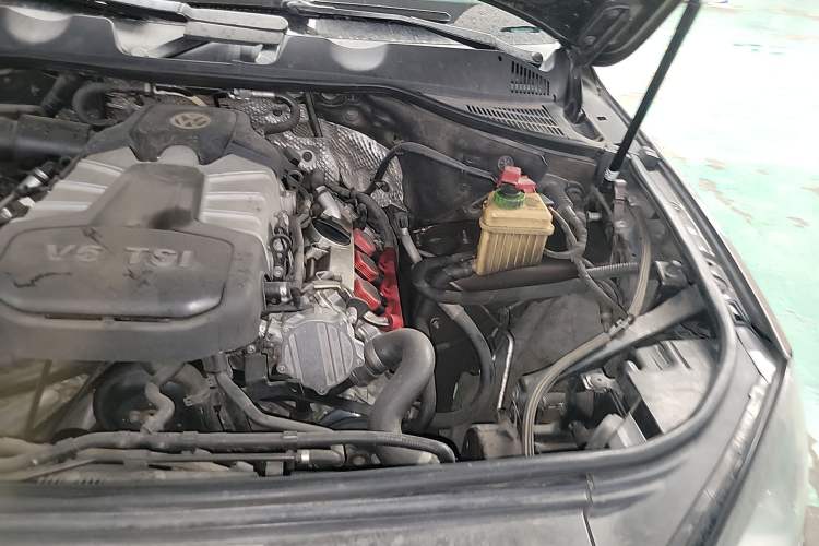 Used Volkswagen Touareg 2011 3.0 TSI Standard Version Engine Bay Left