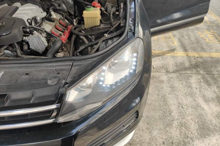 Used Volkswagen Touareg 2011 3.0 TSI Standard Version Engine Bay Left