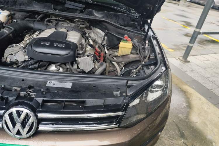 Used Volkswagen Touareg 2011 3.0 TSI Standard Version Engine Bay Left