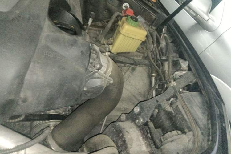 Used Volkswagen Touareg 2011 3.0 TDI Diesel Standard Version Engine Bay Left