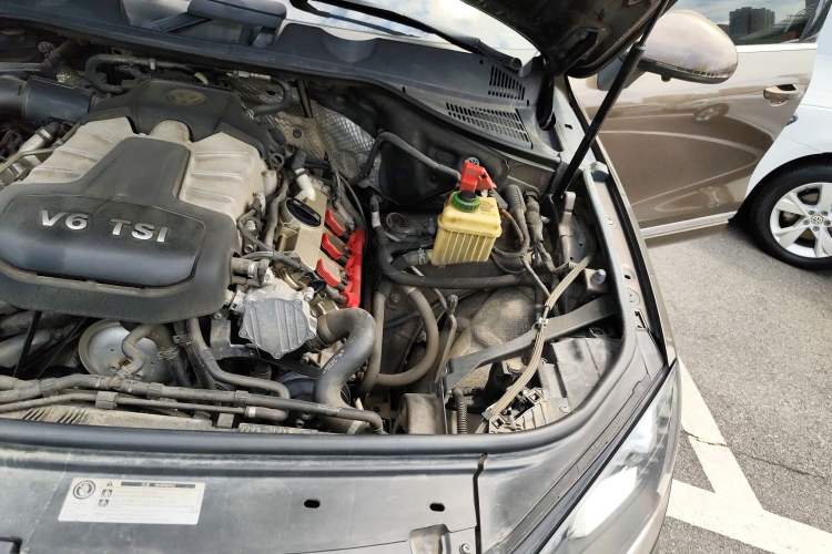 Used Volkswagen Touareg 2011 3.0 TSI Comfort Version Engine Bay Left