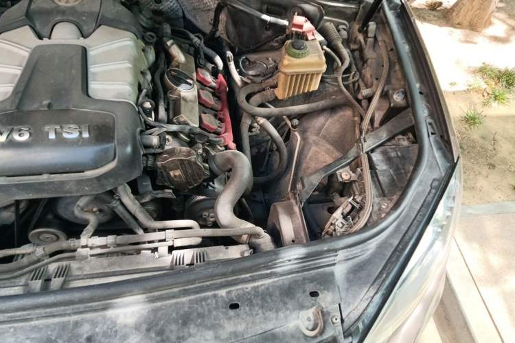 Used Volkswagen Touareg 2011 3.0 TSI High-End Version Engine Bay Left
