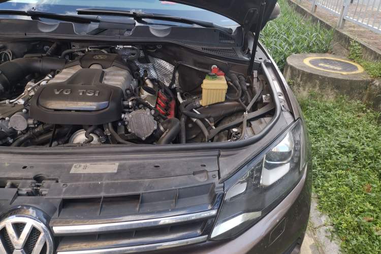 Used Volkswagen Touareg 2011 3.0 TSI Comfort Version Engine Bay Left