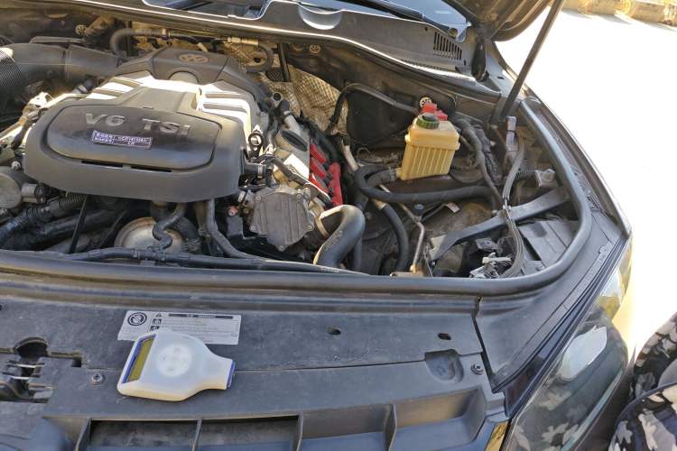 Used Volkswagen Touareg 2011 3.0 TSI Comfort Version Engine Bay Left