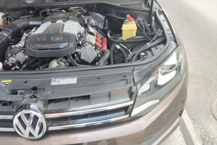 Used Volkswagen Touareg 2011 3.0 TSI Comfort Version Engine Bay Left
