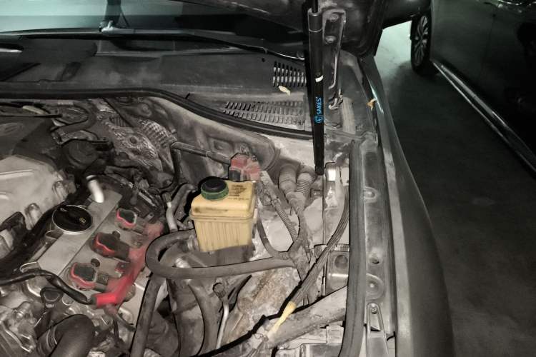 Used Volkswagen Touareg 2011 3.0 TSI Standard Version Engine Bay Left