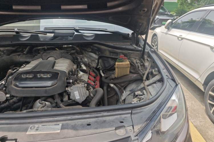 Used Volkswagen Touareg 2011 3.0 TSI Comfort Version Engine Bay Left