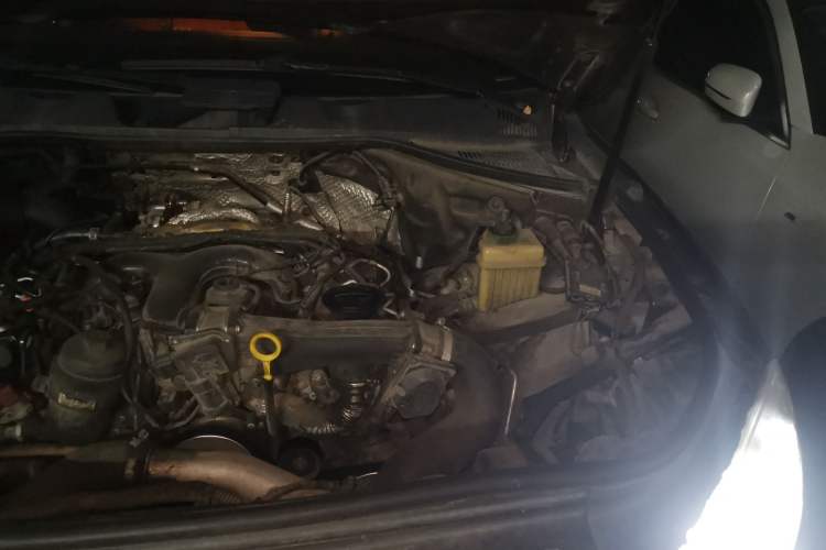 Used Volkswagen Touareg 2011 3.0 TDI Diesel Standard Version Engine Bay Left