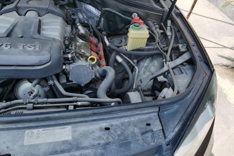 Used Volkswagen Touareg 2011 3.0 TSI Standard Version Engine Bay Left