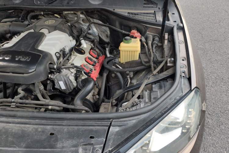 Used Volkswagen Touareg 2011 3.0 TSI High-End Version Engine Bay Left
