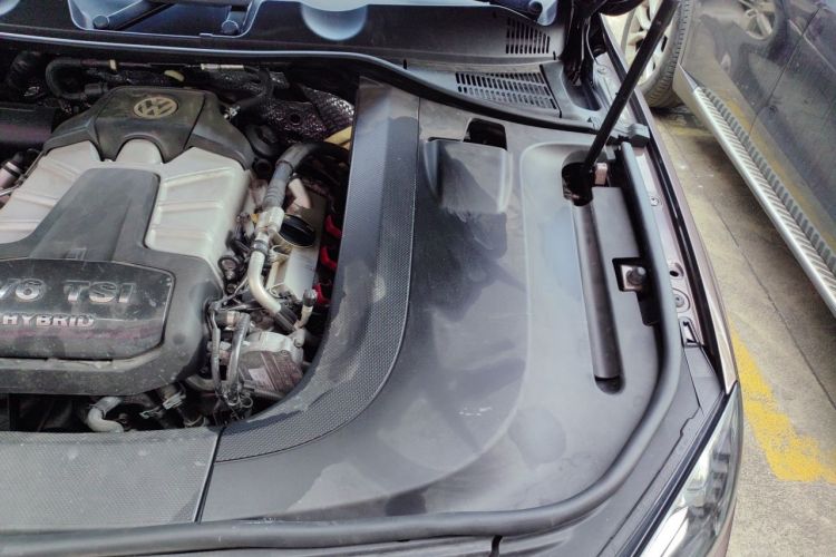 Used Volkswagen Touareg 2011 3.0 TSI Hybrid Engine Bay Left