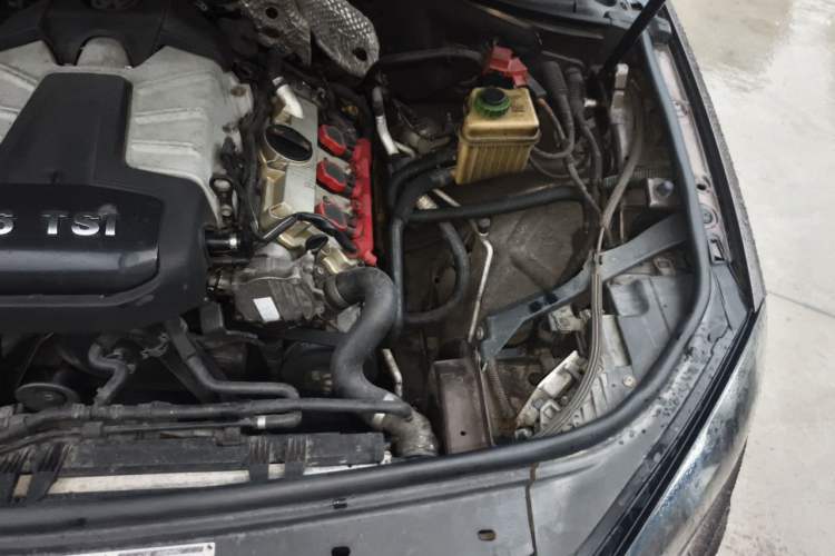 Used Volkswagen Touareg 2011 3.0 TSI High-End Version Engine Bay Left