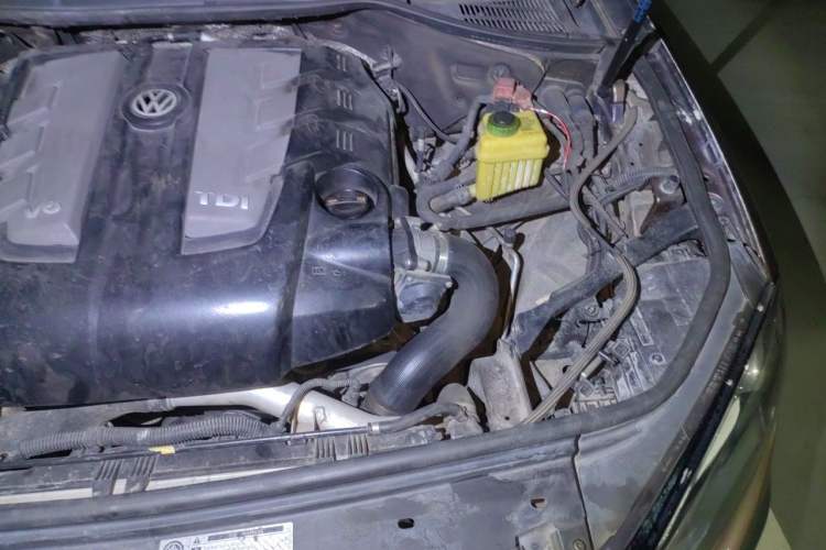 Used Volkswagen Touareg 2011 3.0 TDI Diesel Comfort Version Engine Bay Left
