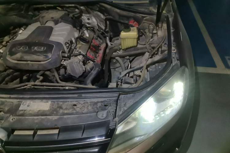 Used Volkswagen Touareg 2011 3.0 TSI Standard Version Engine Bay Left