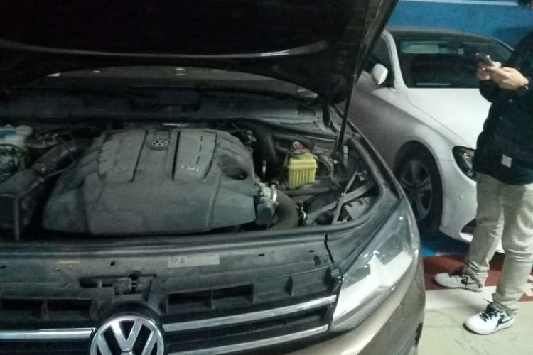 Used Volkswagen Touareg 2011 3.0 TDI Diesel Standard Version Engine Bay Left