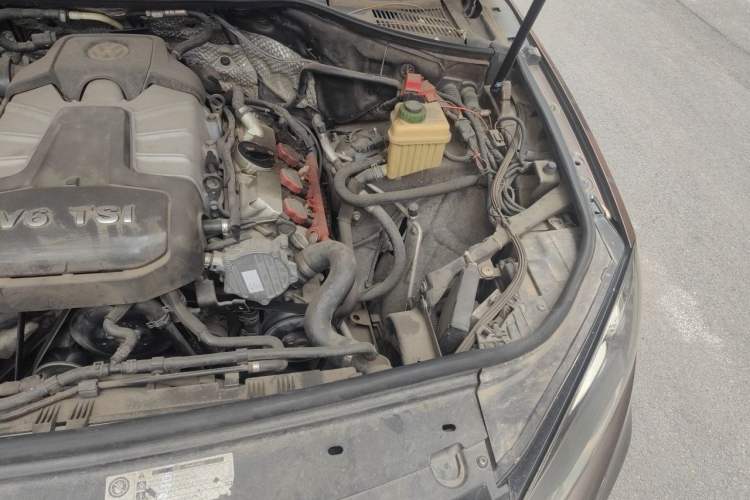 Used Volkswagen Touareg 2011 3.0 TSI Comfort Version Engine Bay Left