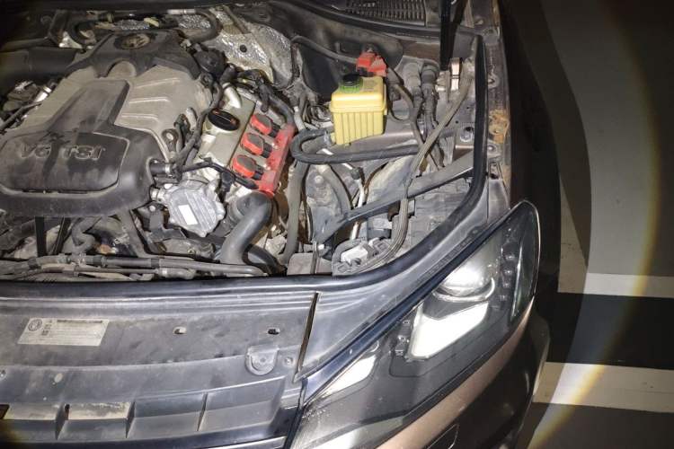 Used Volkswagen Touareg 2011 3.0 TSI Comfort Version Engine Bay Left