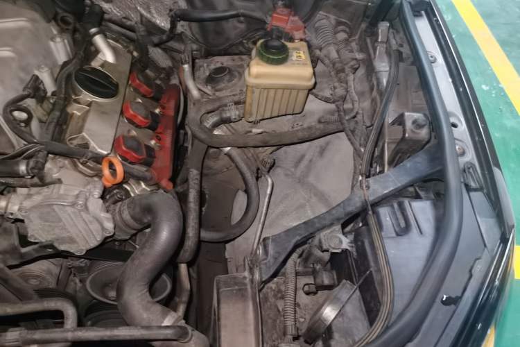 Used Volkswagen Touareg 2011 3.0 TSI Standard Version Engine Bay Left