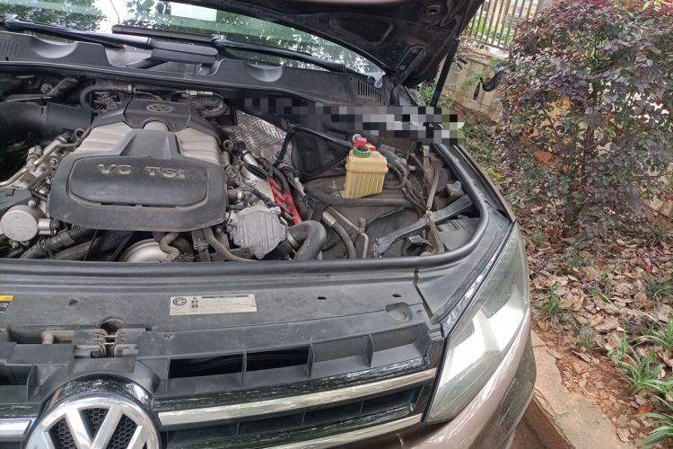 Used Volkswagen Touareg 2011 3.0 TSI Standard Version Engine Bay Left