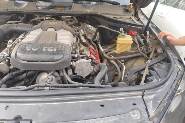 Used Volkswagen Touareg 2011 3.0 TSI Comfort Version Engine Bay Left
