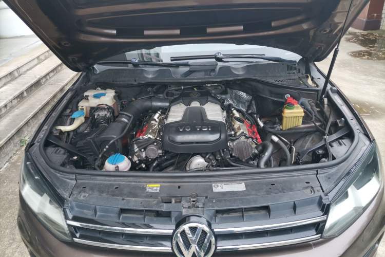 Used Volkswagen Touareg 2011 3.0 TSI Standard Version Engine Bay