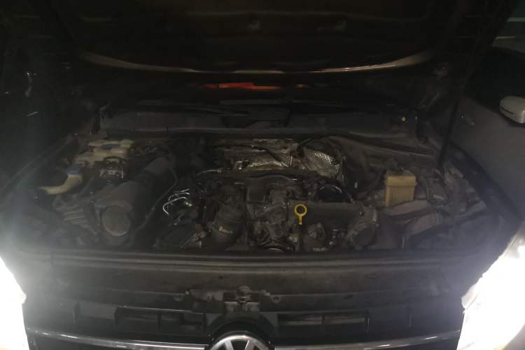 Used Volkswagen Touareg 2011 3.0 TDI Diesel Standard Version Engine Bay