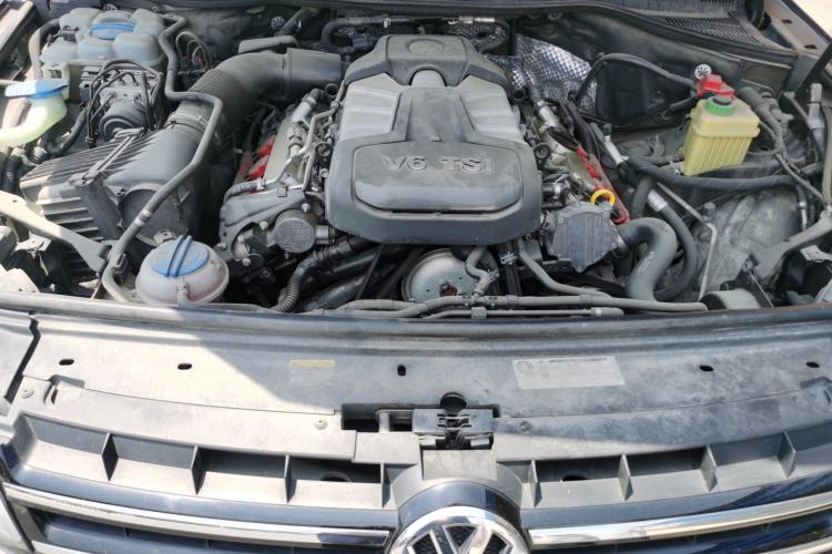 Used Volkswagen Touareg 2011 3.0 TSI Standard Version Engine Bay