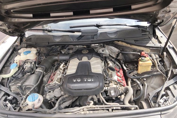 Used Volkswagen Touareg 2011 3.0 TSI Luxury Edition Engine Bay