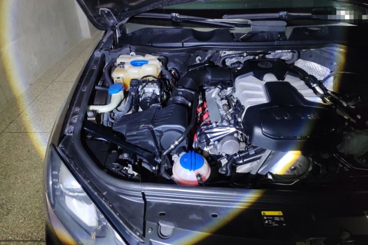 Used Volkswagen Touareg 2011 3.0 TSI Comfort Version Engine Bay Right
