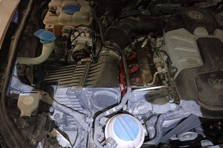 Used Volkswagen Touareg 2011 3.0 TSI Comfort Version Engine Bay Right