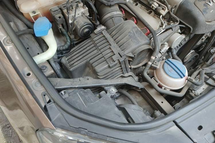 Used Volkswagen Touareg 2011 3.0 TSI Comfort Version Engine Bay Right