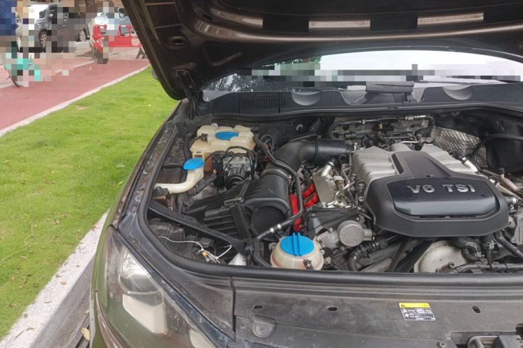 Used Volkswagen Touareg 2011 3.0 TSI Comfort Version Engine Bay Right