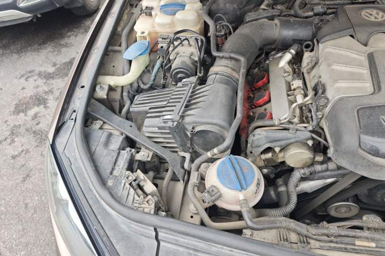 Used Volkswagen Touareg 2011 3.0 TSI Comfort Version Engine Bay Right