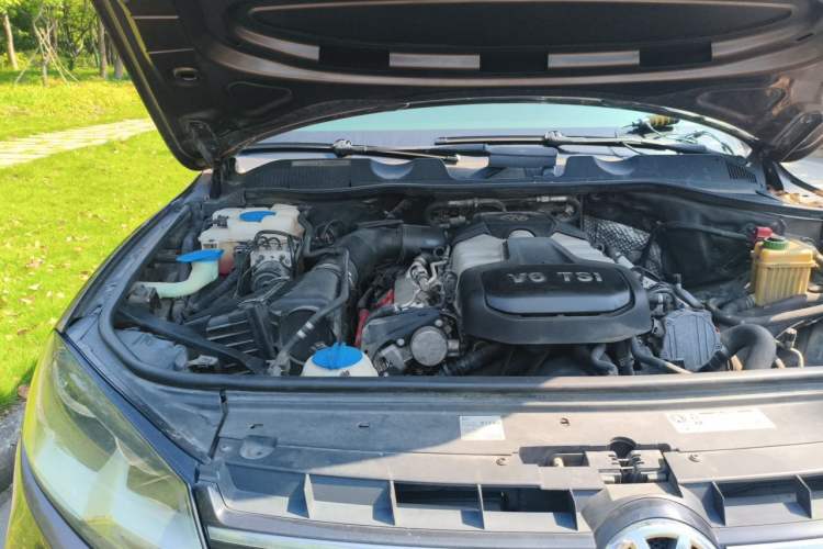 Used Volkswagen Touareg 2011 3.0 TSI Standard Version Engine Bay Right